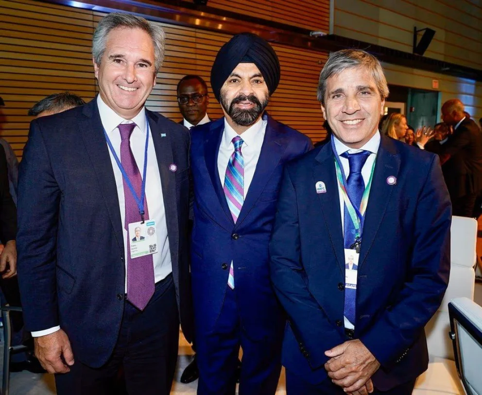 Ajay Banga, presidente del Banco Mundial, junto al ministro de Economía, Luis Caputo, y el canciller Pablo Quirno.