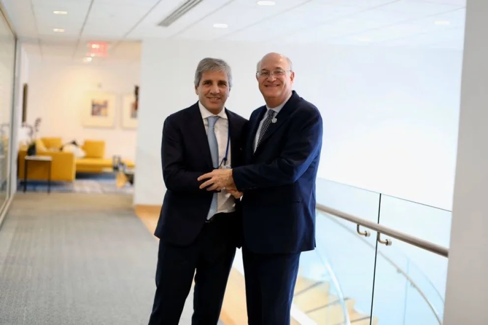Luis Caputo junto al presidente del BID, Ilan Goldfajn