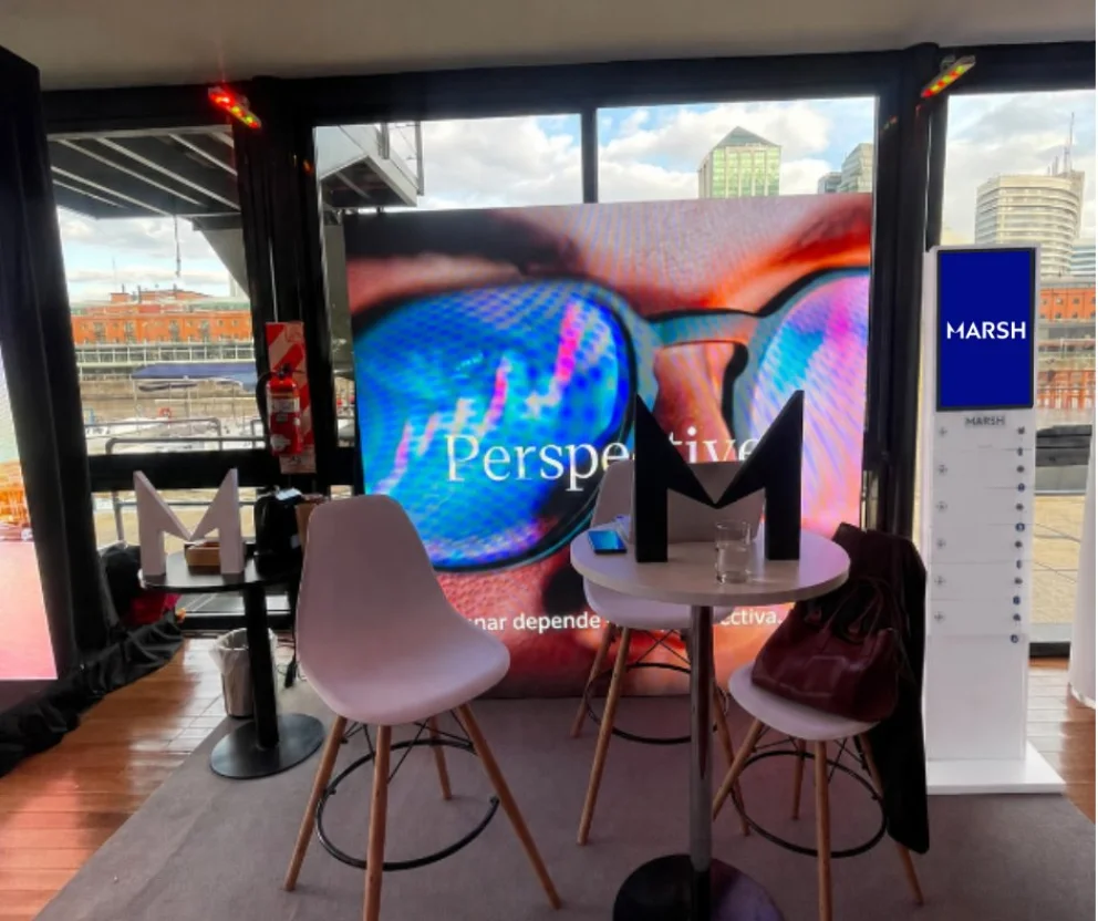 T&oacute;tem de carga de The Brand en un evento corporativo en Puerto Madero. El servicio es utilizado por agencias, productoras y empresas como parte de la ambientaci&oacute;n y servicios para asistentes.